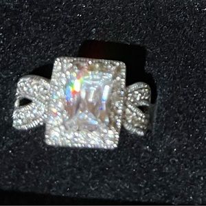 Amazing cubic zirconia and sterling silver ring